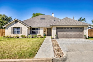 205 Edgewood Dr, Fredericksburg, TX 78624