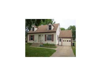 512 33rd St NE, Cedar Rapids, IA 52402