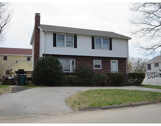 11 Hollis St, Lowell, MA 01852