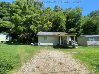 108 Azalea Ln, Man, WV 25635