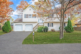 1 Wendy Dr, Farmingville, NY 11738