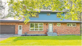631 Saint David's Ln, Niskayuna, NY 12309