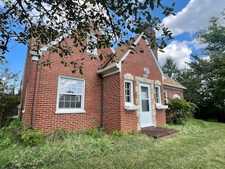 826 Red Ln, Salem, VA 24153