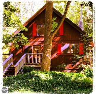 2112 N Birch Le Dr, Lake Leelanau, MI 49653