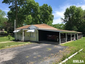 403 Cedar St, Carlinville, IL 62626
