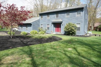 5 Applewood Dr, Rexford, NY 12148