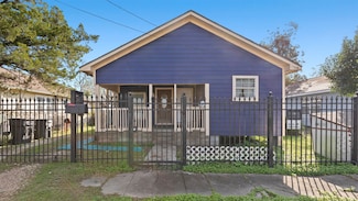210 N Estelle St, Houston, TX 77003