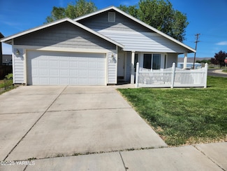 207 Clemans Ave, Moxee, WA 98936
