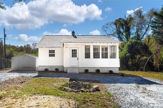 138 N Glassy Mountain Rd, Pickens, SC 29671