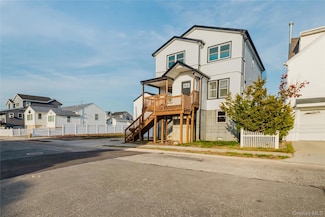 886 S 7th St, Lindenhurst, NY 11757