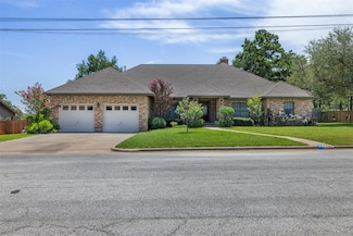 888 Acorn St, Giddings, TX 78942