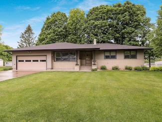 407 S Scott St, Elmwood, WI 54740