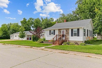 702 W 1st St, Tipton, IA 52772