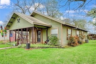 565 Monroe St, Deport, TX 75435