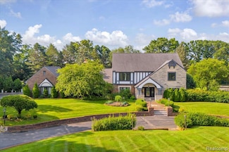 1940 Oak Pointe Dr, Rochester Hills, MI 48306