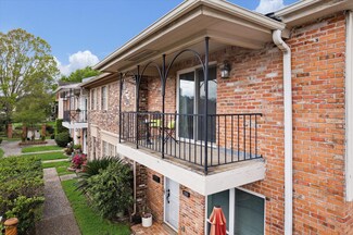 1880 Saxony Ln, Houston, TX 77058