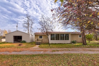 5675 Oak Rd, Vassar, MI 48768