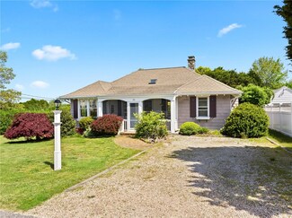 26 Stratford Ave, Narragansett, RI 02882