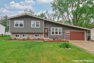 2708 Myang Ave, McHenry, IL 60050