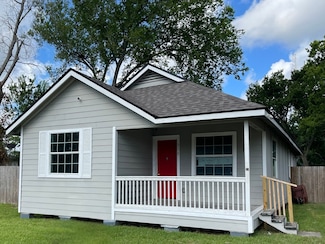 208 S 7th St, La Porte, TX 77571