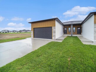 1130 Titan Dr, Hickman, NE 68372