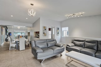 2725 S Oakland Forest Dr Unit 202, Oakland Park, FL 33309