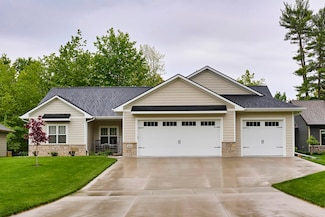 2721 Woodfield Ct, Green Bay, WI 54313