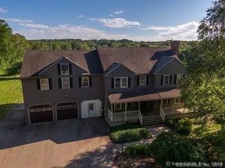 31 Bayberry Ln, Jewett City, CT 06351