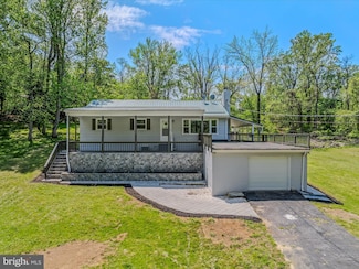 1639 Shenandoah River Dr, Harpers Ferry, WV 25425