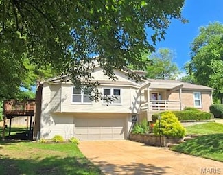 12151 Autumn Lakes Dr, Maryland Heights, MO 63043