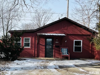 1305 S 8th St, Pekin, IL 61554