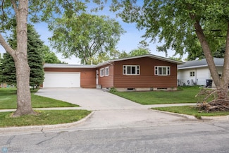 2208 10th St S, Fargo, ND 58103