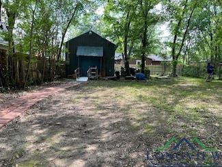 211 W Maple Ave, Gladewater, TX 75647