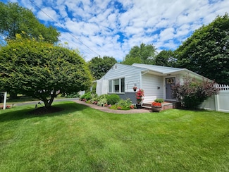 10 Grace Park Dr, ComMacK, NY 11725