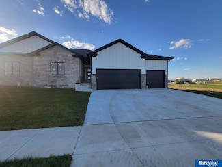 7910 Ponce Dr, Lincoln, NE 68516