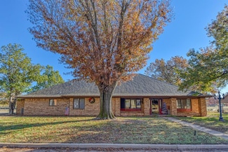 2819 Country Club Dr, Chickasha, OK 73018