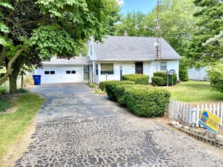 2023 Peterson Dr, Benton Harbor, MI 49022