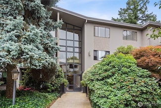 9901 NE 4th St Unit 3, Bellevue, WA 98004