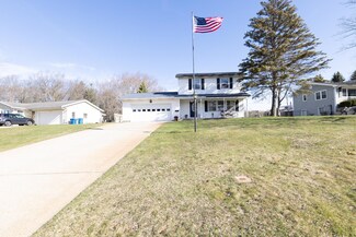 17833 Mohawk Dr, Spring Lake, MI 49456