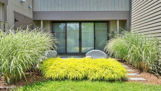 424 N Hemlock Ln, Williamstown, MA 01267