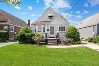 628 8th Ave, New Hyde Park, NY 11040