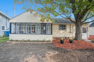 1878 Lakeshore Dr, Muskegon, MI 49441