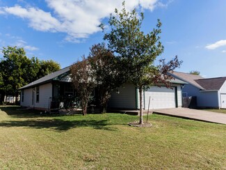 800 Debra Dr, Taylor, TX 76574