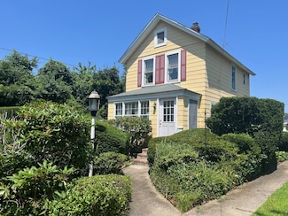 57 Jefferson St, East Islip, NY 11730
