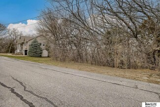 8819 Riverdale Rd, Plattsmouth, NE 68048