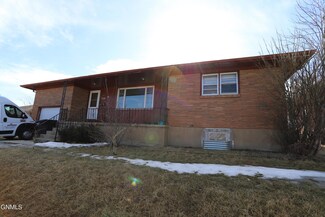 907 6th St NW, Mandan, ND 58554