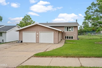2104 12th Ave SE, Mandan, ND 58554