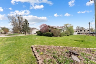415 Kennedy Dr, Wapello, IA 52653