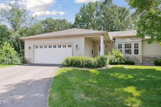 913 Carriage Ln, Chaska, MN 55318