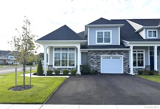 329 Silver Timber Dr Unit 329, Yaphank, NY 11980